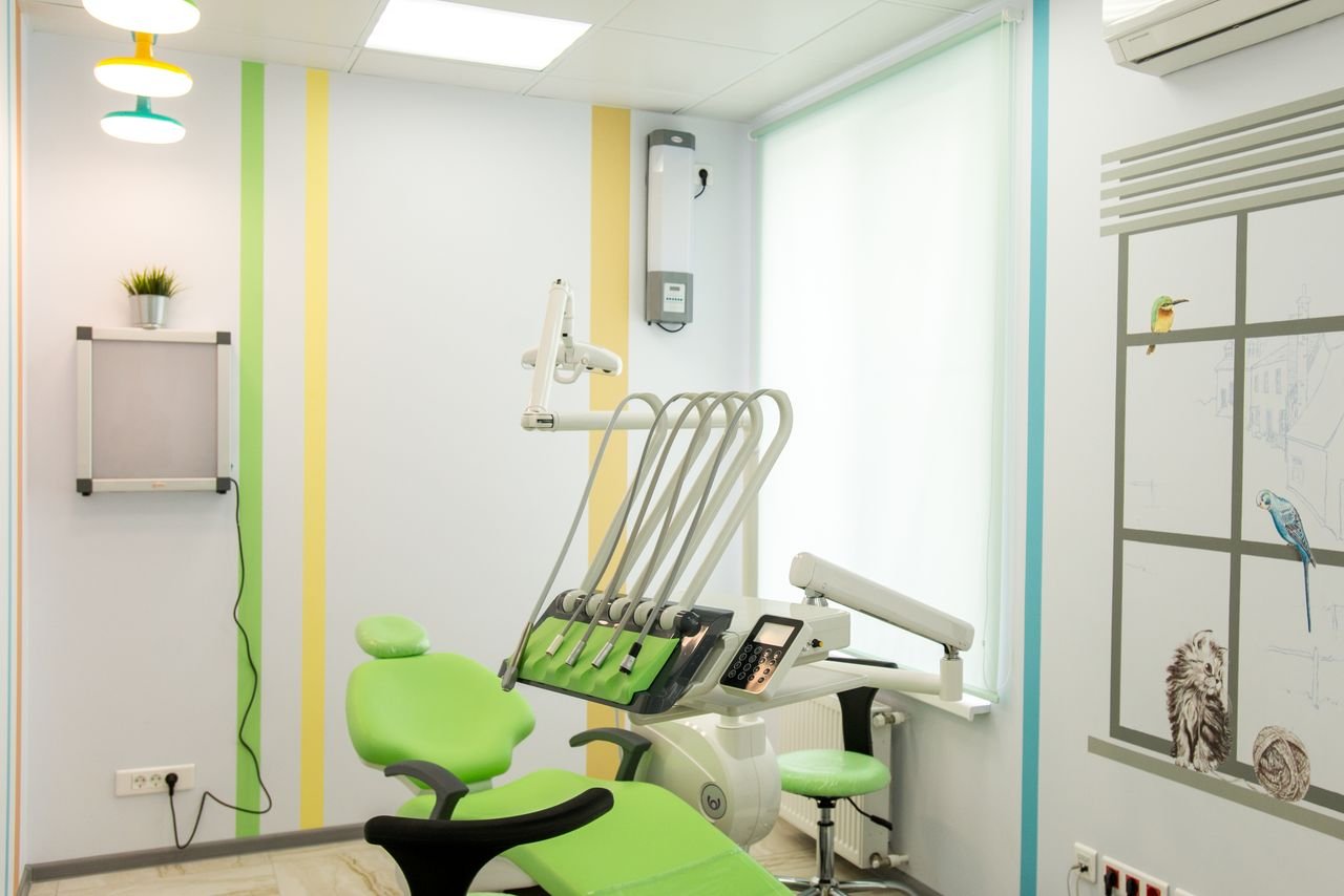 Dental clinic interior design UAE 2026 — DHA MOH fit-out cost, chair zones and X-ray rooms
