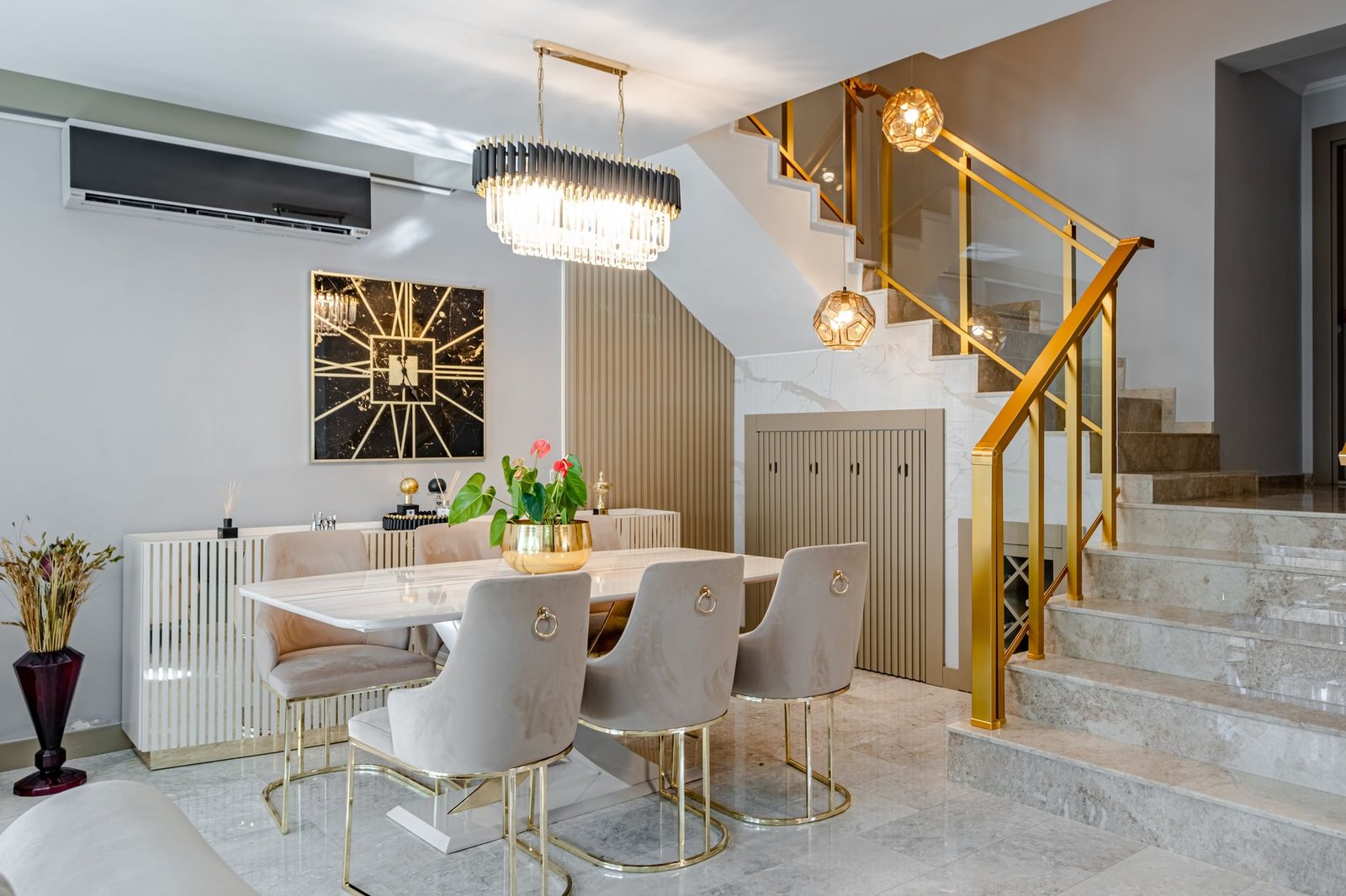 Modern dining room interior design Dubai 2026 — statement chandelier, custom joinery and warm earthy tones