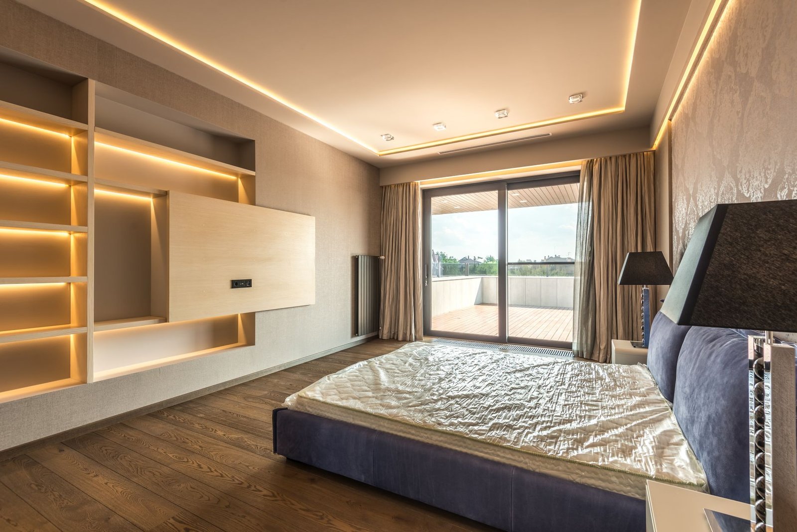 Interior lighting design Dubai 2026 — luxury living room with cove lighting, recessed downlights and warm accent fixtures