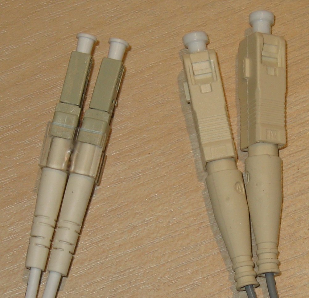 LC/APC fibre connector (left pair) next to an SC/APC fibre connector (right pair) - the connector distinction between du and Etisalat that most often fails a Dubai operator handover inspection